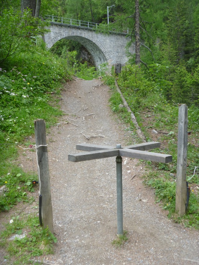 Swiss kissing gate