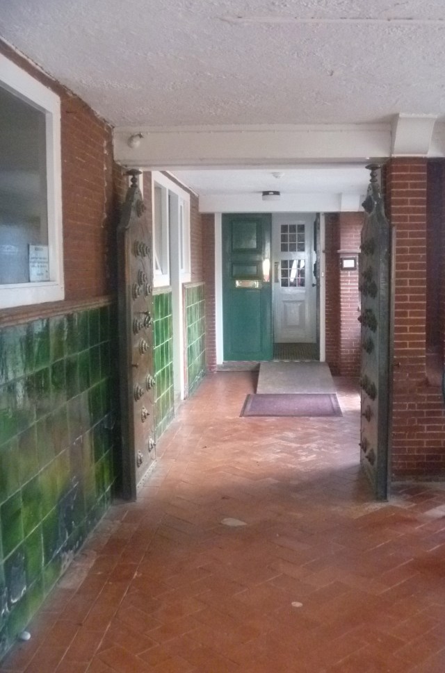 Side entrance Pleasuance