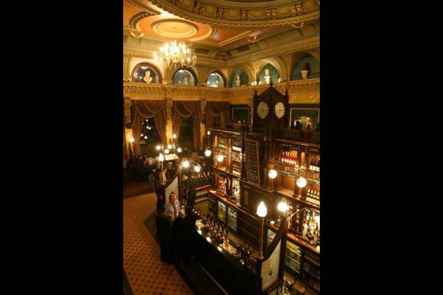 Looking_down_on_bar_3536